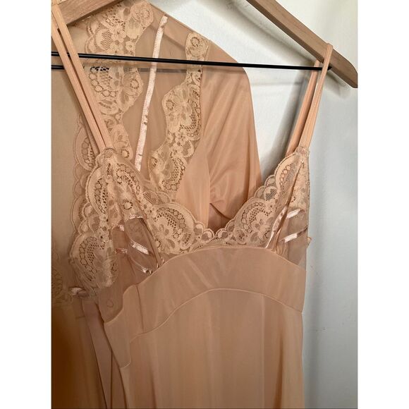 Vintage Lace Peignoir Set - Picture 4 of 7